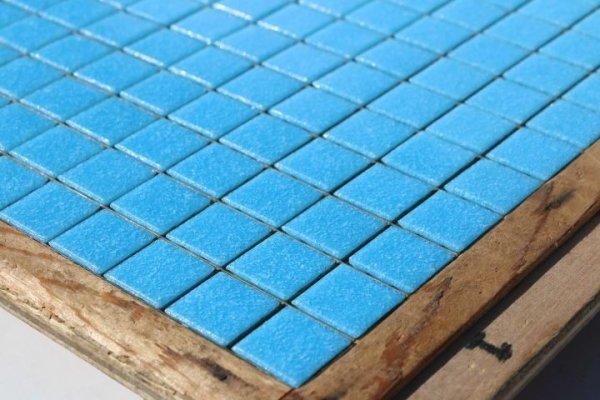 画像3: スモークガラスモザイクタイル　20ミリ角　A-03　スカイブルー (3)