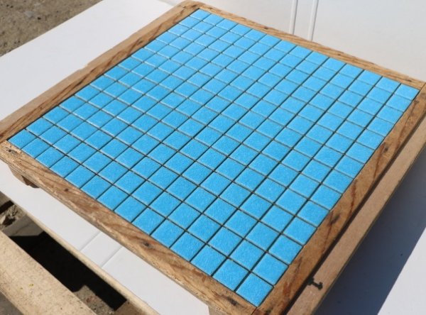 画像2: スモークガラスモザイクタイル　20ミリ角　A-03　スカイブルー (2)