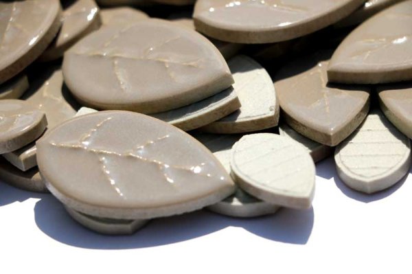 画像2: タイル　クラフトリーフ　伽羅色　５００ｇ　バラ石　F604A (2)