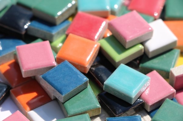 画像2: 15角タイル ブライトカラーミックス バラ石 1kg（10色） (2)