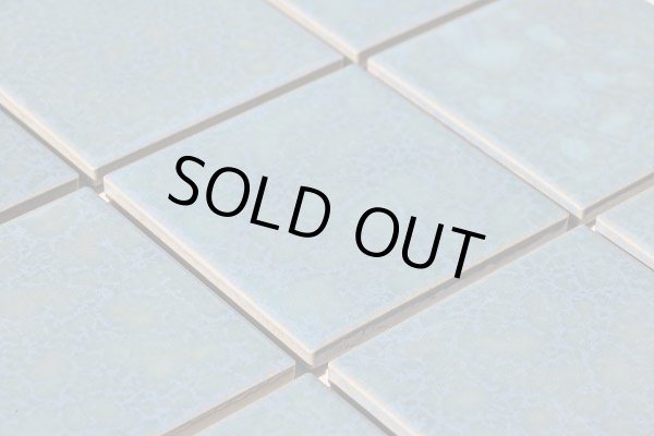 画像2: 焼き物らしい窯変　落ち着きのある　１００角タイル　ＯF-１０３　ライトブルー系色 (2)